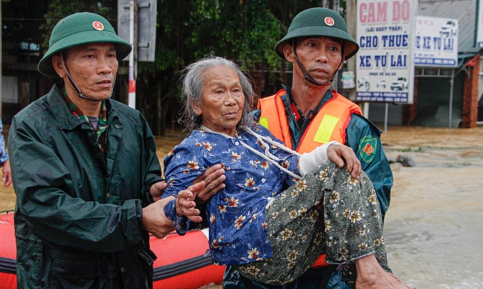UNPFA presents aid to older people in floods-affected three provinces UNPFA presents aid to older people in floods affected three provinces
