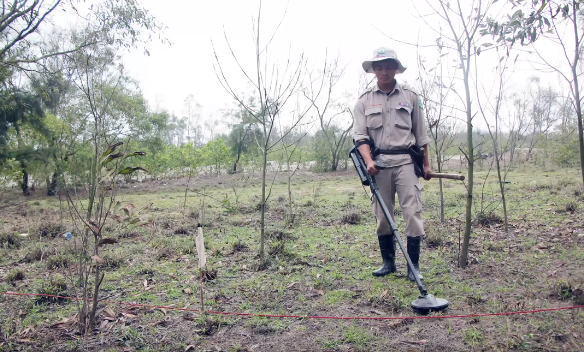 Project RENEW/NPA’s team destroys explosive ordnance cache in Quang Tri Project RENEW/NPA’s team destroys explosive ordnance cache in Quang Tri