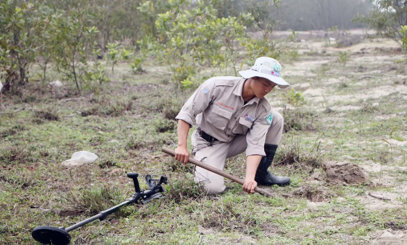 Project RENEW/NPA’s team destroys explosive ordnance cache in Quang Tri Project RENEW/NPA’s team destroys explosive ordnance cache in Quang Tri