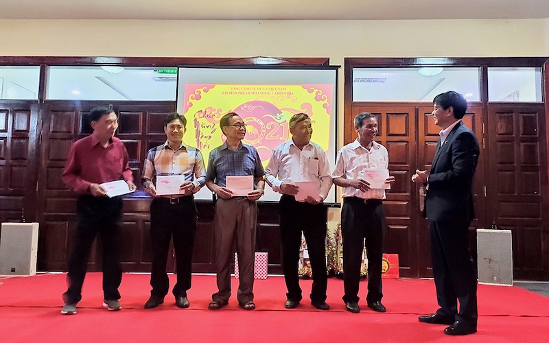 Reviewing Vietnamese consulate’s work in six southwestern Cambodian localities Reviewing Vietnamese consulate’s work in six southwestern Cambodian localities
