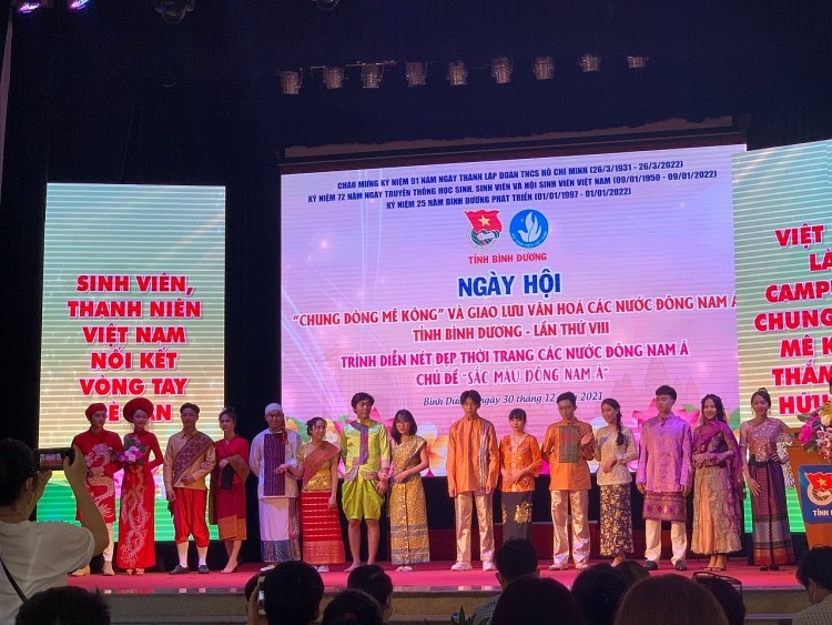 Youths of Vietnam, Laos, Cambodia Tighten Friendship and Solidarity Youths of Vietnam, Laos, Cambodia Tighten Friendship and Solidarity