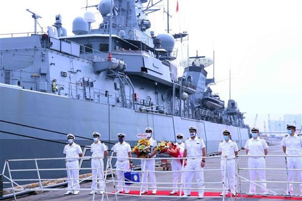 Crew members of frigate FGS Bayern are welcomed at Nha Rong Wharf on January 6 morning. (Photo: VNA Crew members of frigate FGS Bayern are welcomed at Nha Rong Wharf on January 6 morning. (Photo: VNA