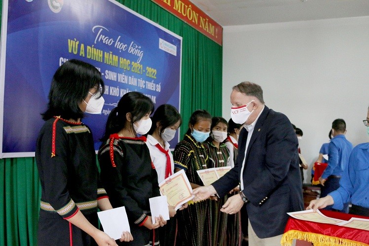 Gifts Presented to Less Fortunate Children Ahead of Tet Gifts Presented to Less Fortunate Children Ahead of Tet