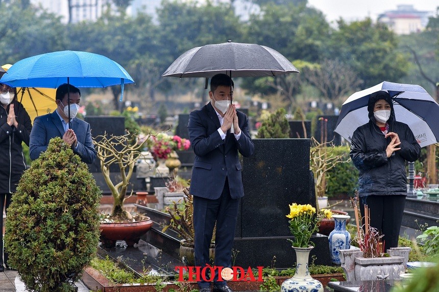 VUFO Pays Tribute to Revolution Contributors in Mai Dich Cemetery VUFO Pays Tribute to Revolution Contributors in Mai Dich Cemetery
