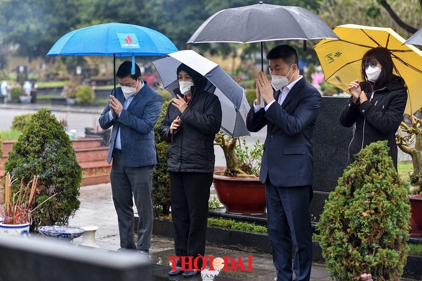 VUFO Pays Tribute to Revolution Contributors in Mai Dich Cemetery VUFO Pays Tribute to Revolution Contributors in Mai Dich Cemetery