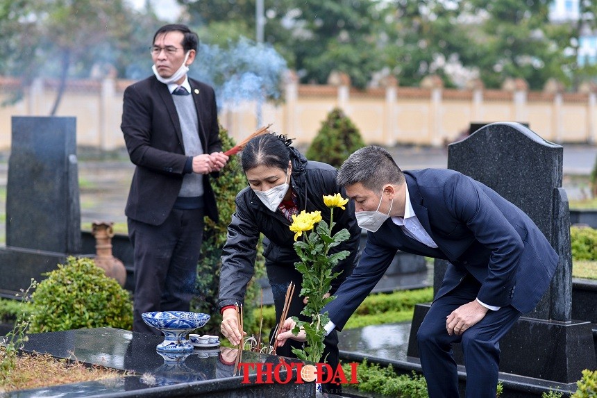 VUFO Pays Tribute to Revolution Contributors in Mai Dich Cemetery VUFO Pays Tribute to Revolution Contributors in Mai Dich Cemetery