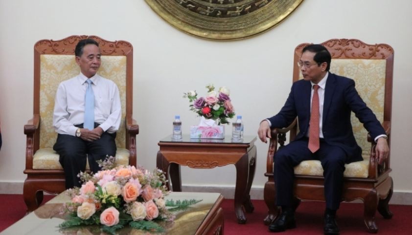 Vietnam Give Luner New Year Gifts to Needy Vietnamese Cambodians