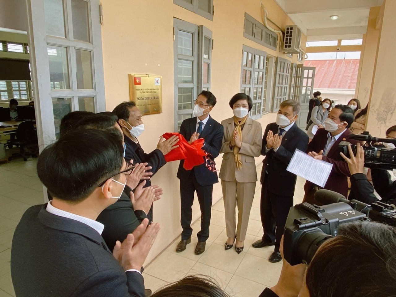 Korean NGO Gifts USD 24.000 Computer Room to Hanoi's School Korean NGO Gifts USD 24.000 Computer Room to Hanoi's School