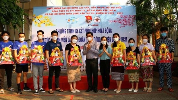 A leader of HCM City Power Corporation presents Tet gifts to Lao and Cambodian students on the occasion of Tet. (Photo: VNA A leader of HCM City Power Corporation presents Tet gifts to Lao and Cambodian students on the occasion of Tet. (Photo: VNA