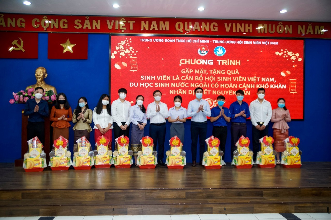 Vietnam Shares New Year Joy with Students of Laos, Cambodia Vietnam Shares New Year Joy with Students of Laos, Cambodia