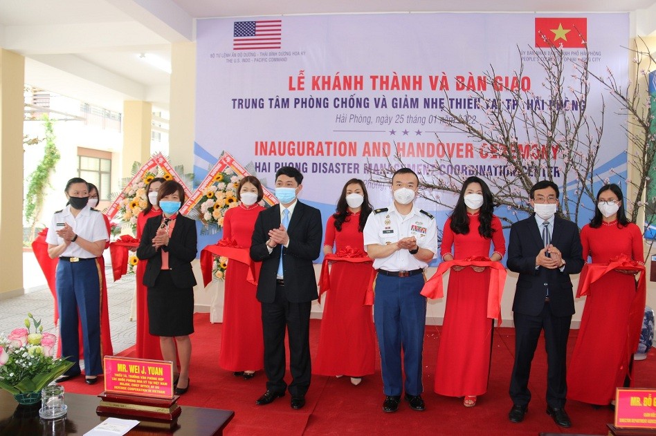 Do Gia Khanh (Director of the Department of Agriculture and Rural Development and Deputy Chief of the Steering Committee for Natural Disaster Prevention, Control, and Search and Rescue of the City of Hai Phong) and Major Yuan (Chief of the Office of Defense Cooperation from the U.S. Embassy) unveiled the plaque at the ceremony. Do Gia Khanh (Director of the Department of Agriculture and Rural Development and Deputy Chief of the Steering Committee for Natural Disaster Prevention, Control, and Search and Rescue of the City of Hai Phong) and Major Yuan (Chief of the Office of Defense Cooperation from the U.S. Embassy) unveiled the plaque at the ceremony.