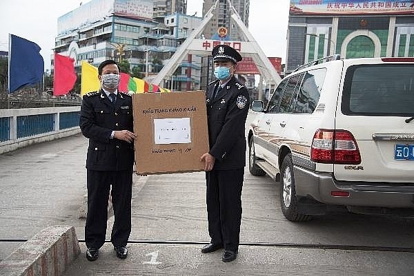 Lao Cai Customs hands over 21,000 medical masks to China’s Hekou Customs lao cai customs hands over 21000 medical masks to chinas hekou customs