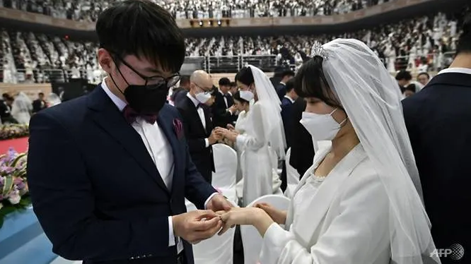 Mass wedding held in South Korea amid coronavirus fears mass wedding held in south korea amid coronavirus fears