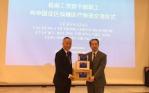 vietnamese ministry hands over medical devices to chinese people