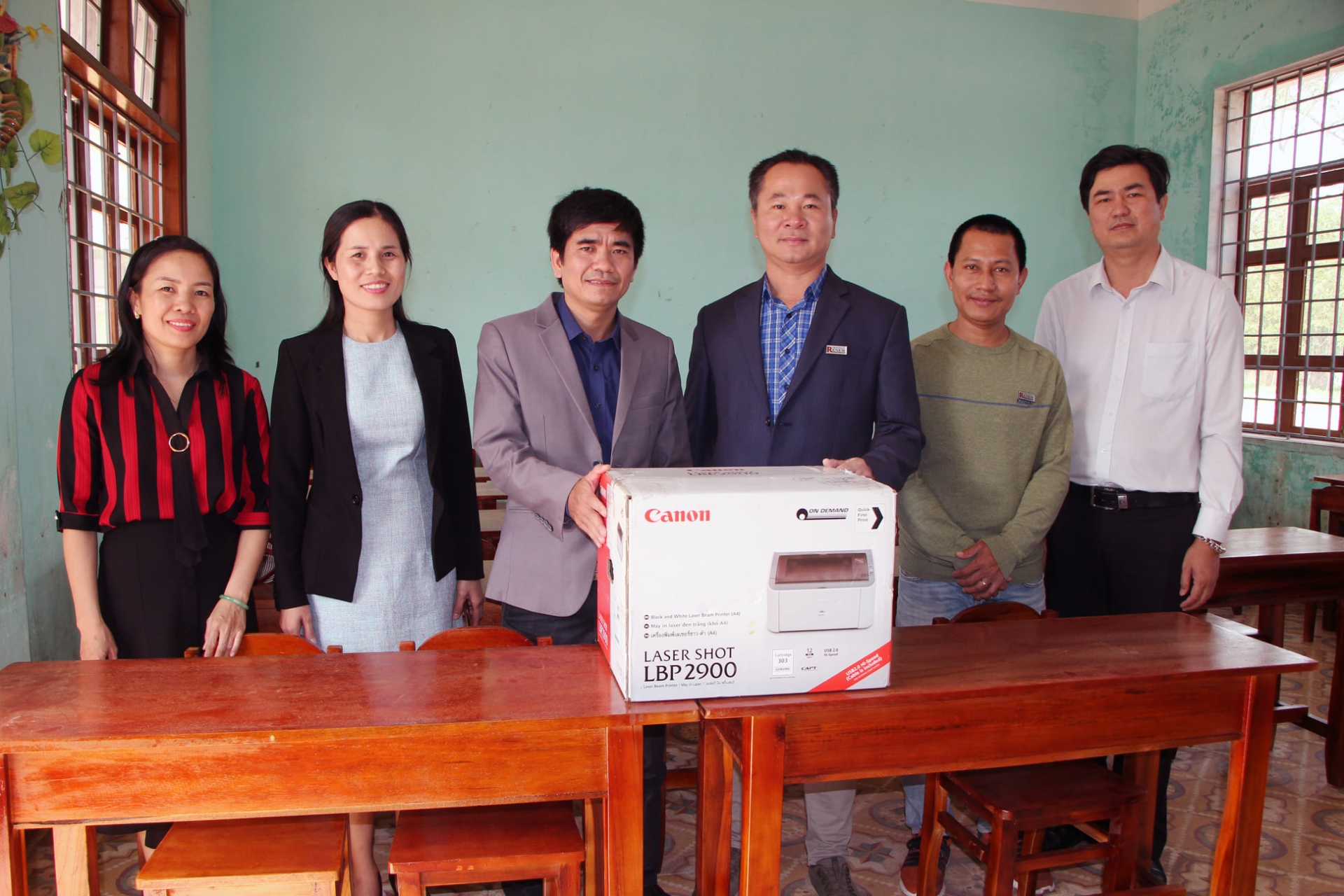Essential teaching and learning equipment presented to flood-hit Quang Tri Essential teaching and learning equipment presented to flood hit Quang Tri