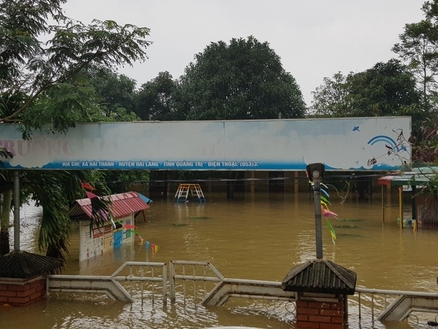 Essential teaching and learning equipment presented to flood-hit Quang Tri Essential teaching and learning equipment presented to flood hit Quang Tri