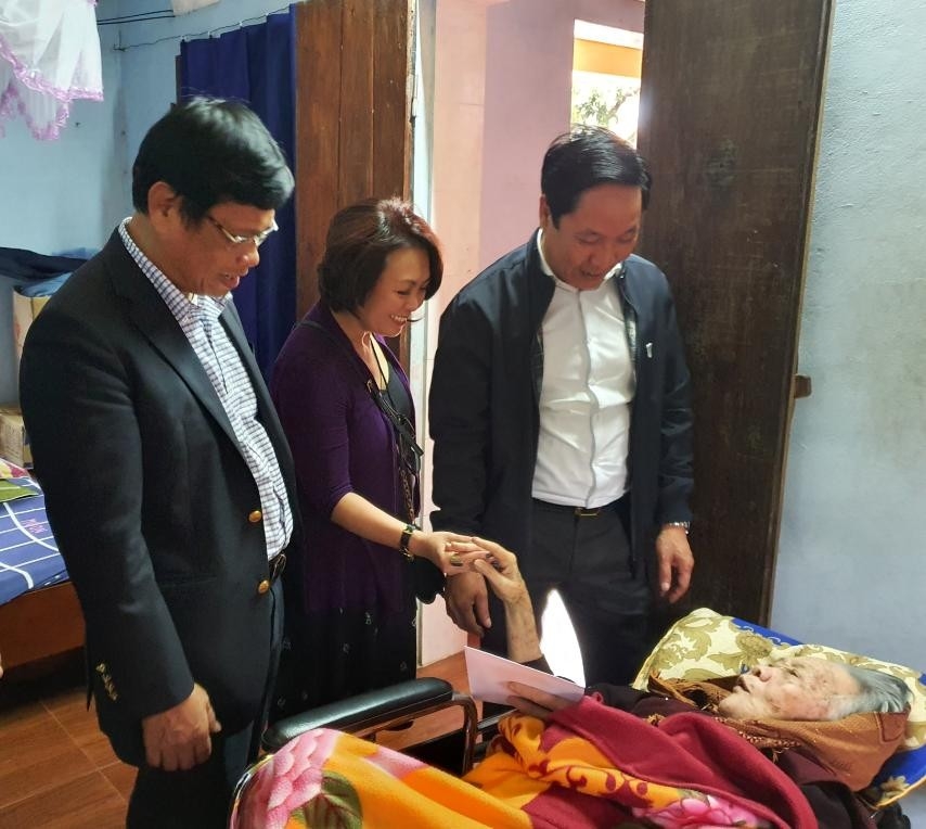 Tet gifts handed over to policy beneficiaries, the needy nationwide Tet gifts handed over to policy beneficiaries, the needy nationwide