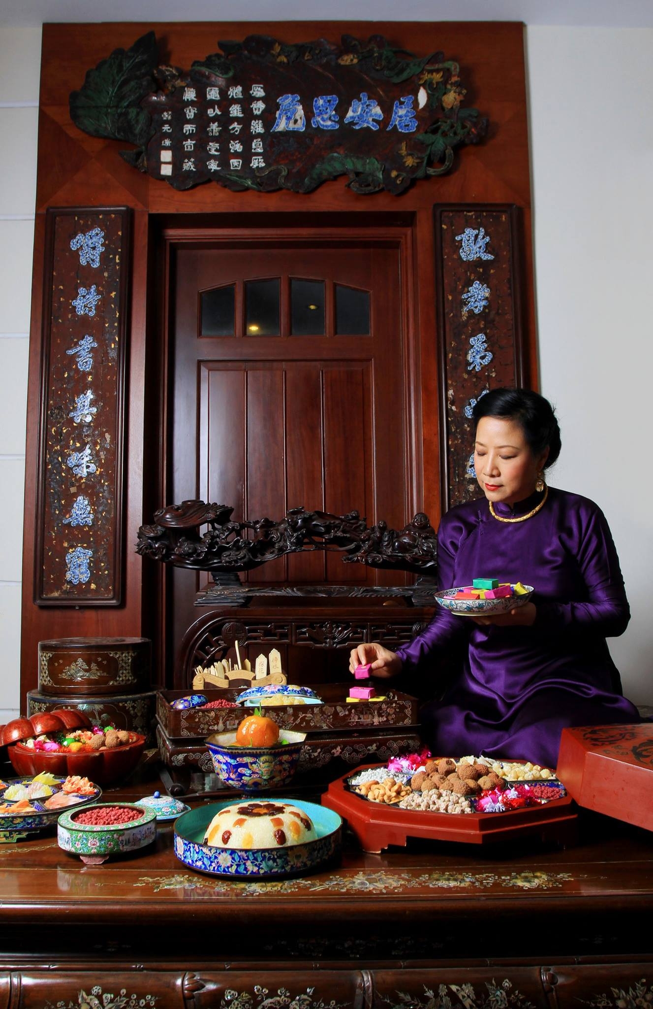 Artisan Hồ Thị Hoàng Anh and Royal preserves cakes which she recovered. 5702-20776386-790379074467785-3716006232366972871-o