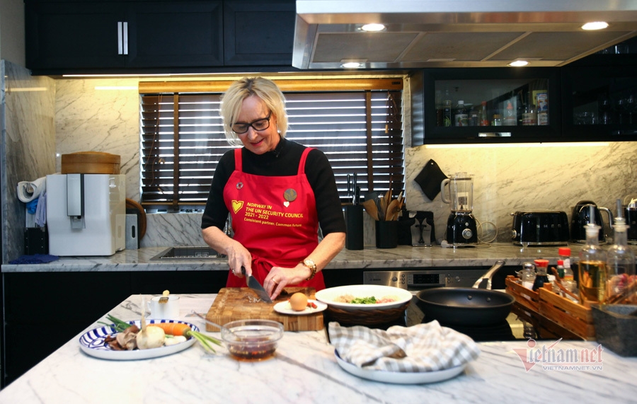 Norwegian diplomat enjoys making Vietnamese 'nem' to welcome Tet Norwegian diplomat enjoys making vietnamese 'nem' to welcome tet