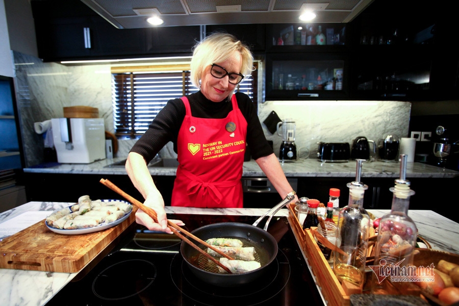 Norwegian diplomat enjoys making Vietnamese 'nem' to welcome Tet Norwegian diplomat enjoys making vietnamese 'nem' to welcome tet