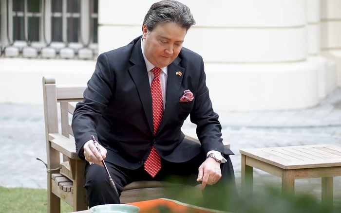 Tet Custom: U.S. Ambassador Tries Traditional Calligraphy Tet Custom: U.S. Ambassador Tries Traditional Calligraphy