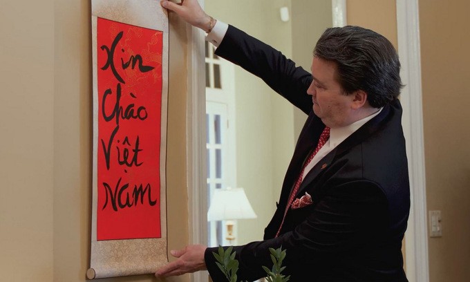 Tet Custom: U.S. Ambassador Tries Traditional Calligraphy Tet Custom: U.S. Ambassador Tries Traditional Calligraphy
