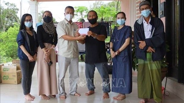 Embassy in Malaysia Aids Needy Vietnamese Cham People Embassy in Malaysia Aids Needy Vietnamese Cham People