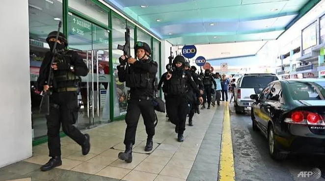 "Disgruntled" former guard holds 30 people hostage in Manila shopping mall disgruntled former guard holds 30 people hostage in manila shopping mall