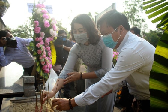 US veteran sends roses to commemorate victims of Son My massacre US veteran sends roses to commemorate victims of Son My massacre