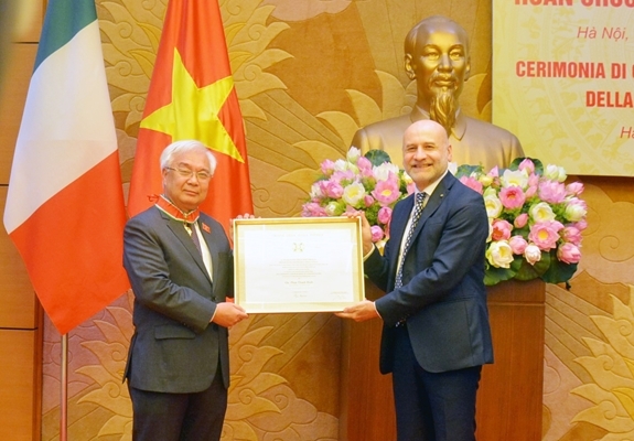 Italy’s Order of Merit presented to Vietnamese NA official Italy’s order of merit presented to vietnamese official
