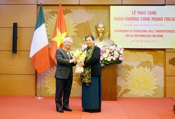 Italy’s Order of Merit presented to Vietnamese NA official Italy’s order of merit presented to vietnamese official