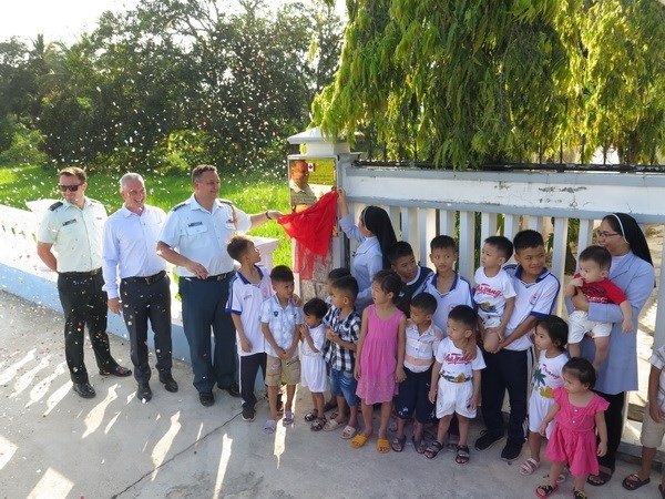 Robert Bissett, Counselor for Political, Cultural and Information Affairs at the embassy, said the flood-proof road is 45m long and 3.5m wide. It was upgraded with a sum of 10,000 CAD granted by the Royal Canadian Navy’s multi-role patrol frigate HMCS Regina. The financial assistance was presented when the vessel visited the province in 2019. 2448-ttxvn-thien-nguyen