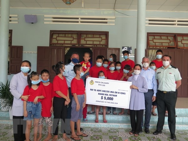 At the inauguration ceremony, the Australia Embassy also handed over 5,000 CAD to another charitable house in Cam Lam district's Cam Duc town to help disadvantaged people living there. 2524-ttxvn-thien-nguyen1
