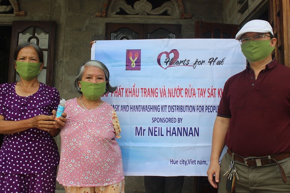 Thua Thien Hue: Facemasks and hand sanitizers distributed to poor households thua thien hue facemasks and hand sanitizer distributed for poor households