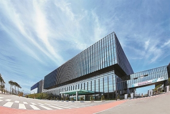 samsung vietnams factory locked down after a worker test positive for covid 19