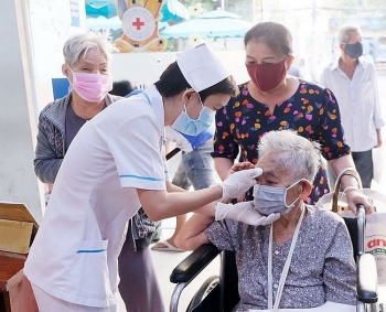 vietnam unveils disinfectant robot helping cleaners amid covid 19 outbreak