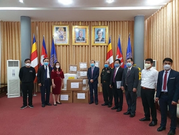 vietnam presents us 420000 medical supplies to eight more countries