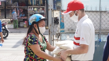 one more rice atm to feed the poor amid covid 19 in ho chi minh city