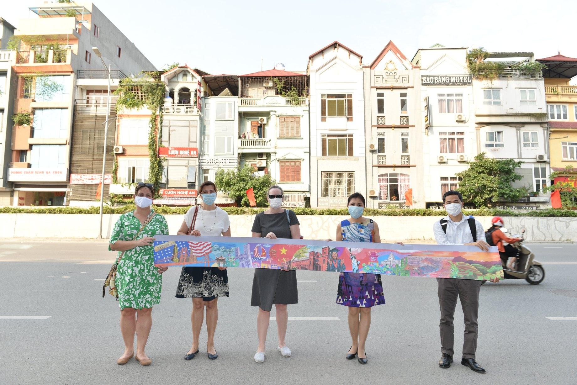 Ceramic mosaic mural marks 25th anniversary of Vietnam-US diplomatic ties ceramic mosaic mural marks 25th anniversary of vietnam us diplomatic ties