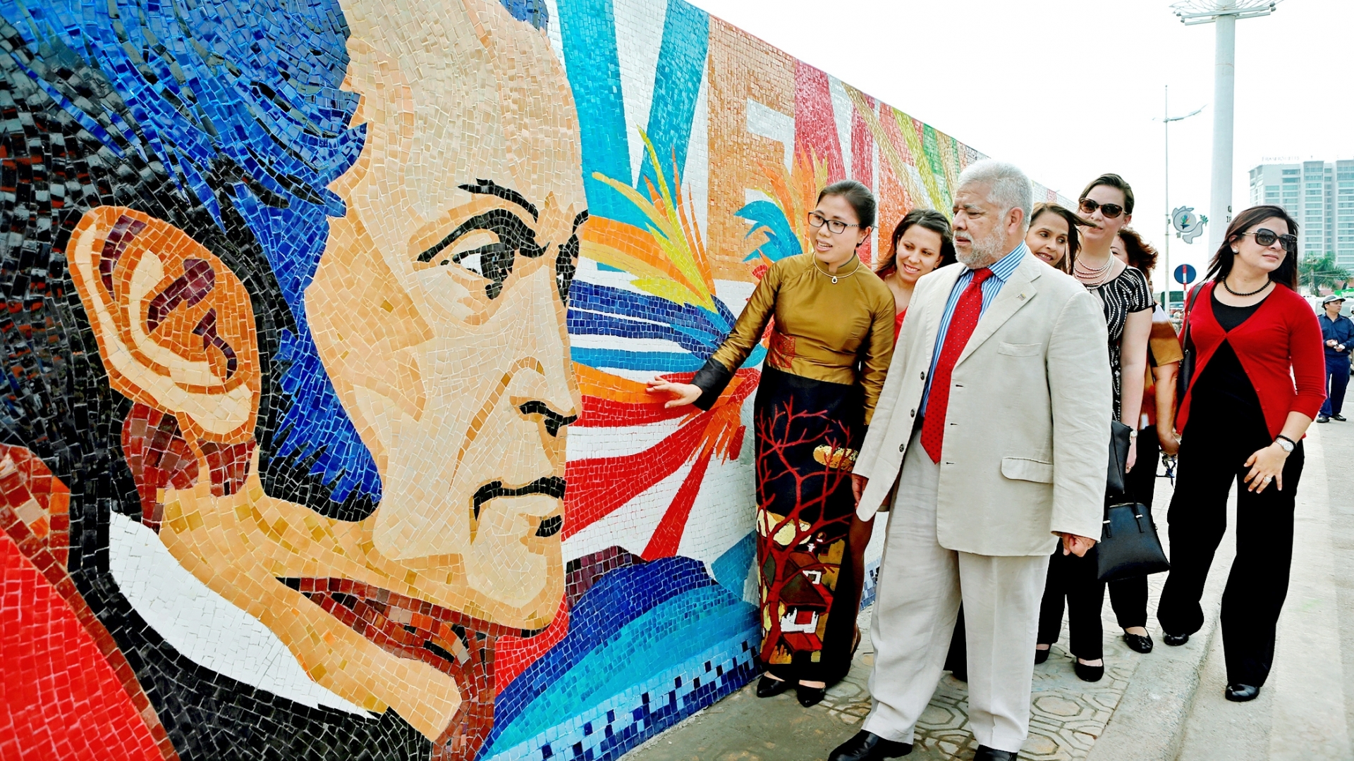 Ceramic mosaic mural marks 25th anniversary of Vietnam-US diplomatic ties ceramic mosaic mural marks 25th anniversary of vietnam us diplomatic ties