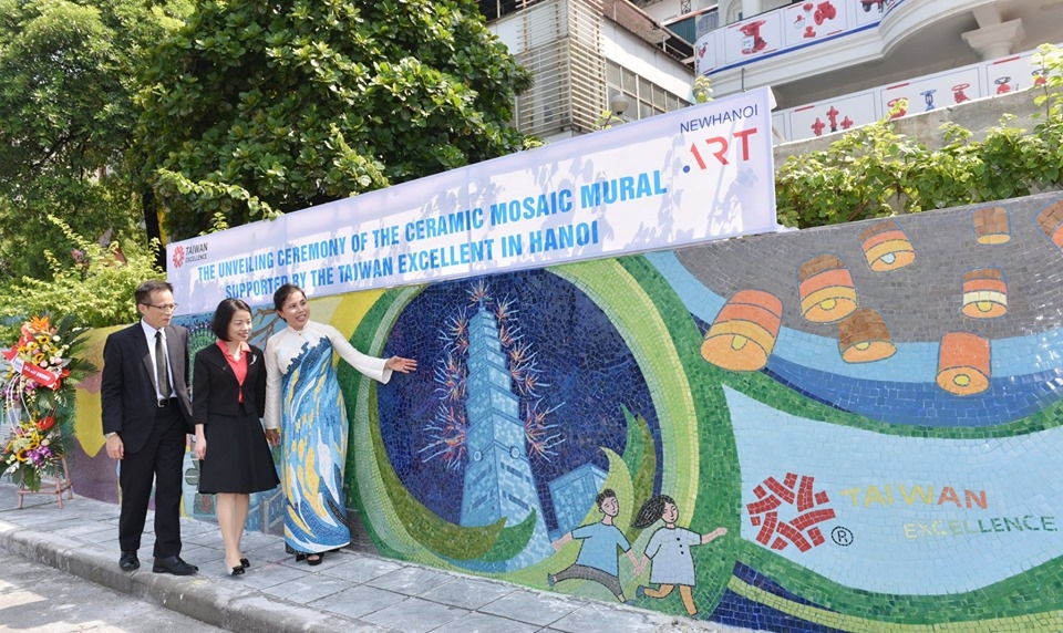 Ceramic mosaic mural marks 25th anniversary of Vietnam-US diplomatic ties ceramic mosaic mural marks 25th anniversary of vietnam us diplomatic ties