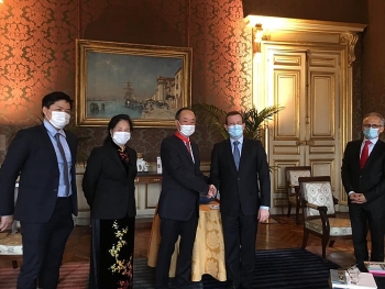 Vietnamese diplomat receives France’s National Order of the Legion of Honour