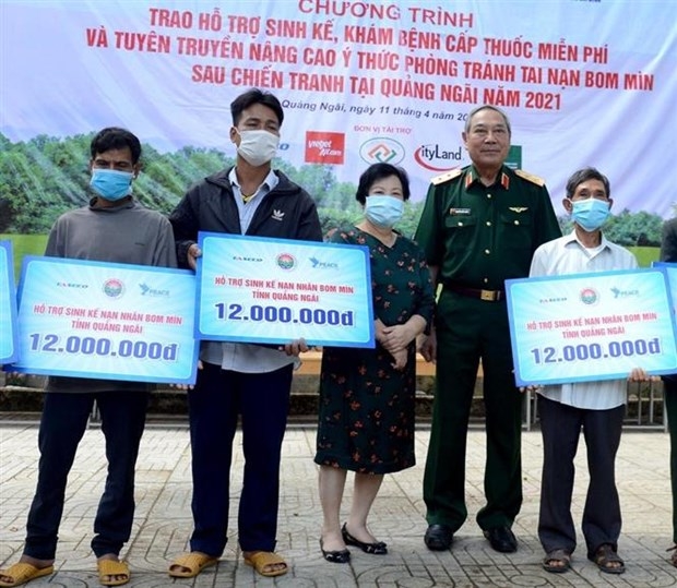 Livelihood support, free medical check-ups given to UXO victims in Quang Ngai Livelihood support, free medical check-ups given to UXO victims in Quang Ngai