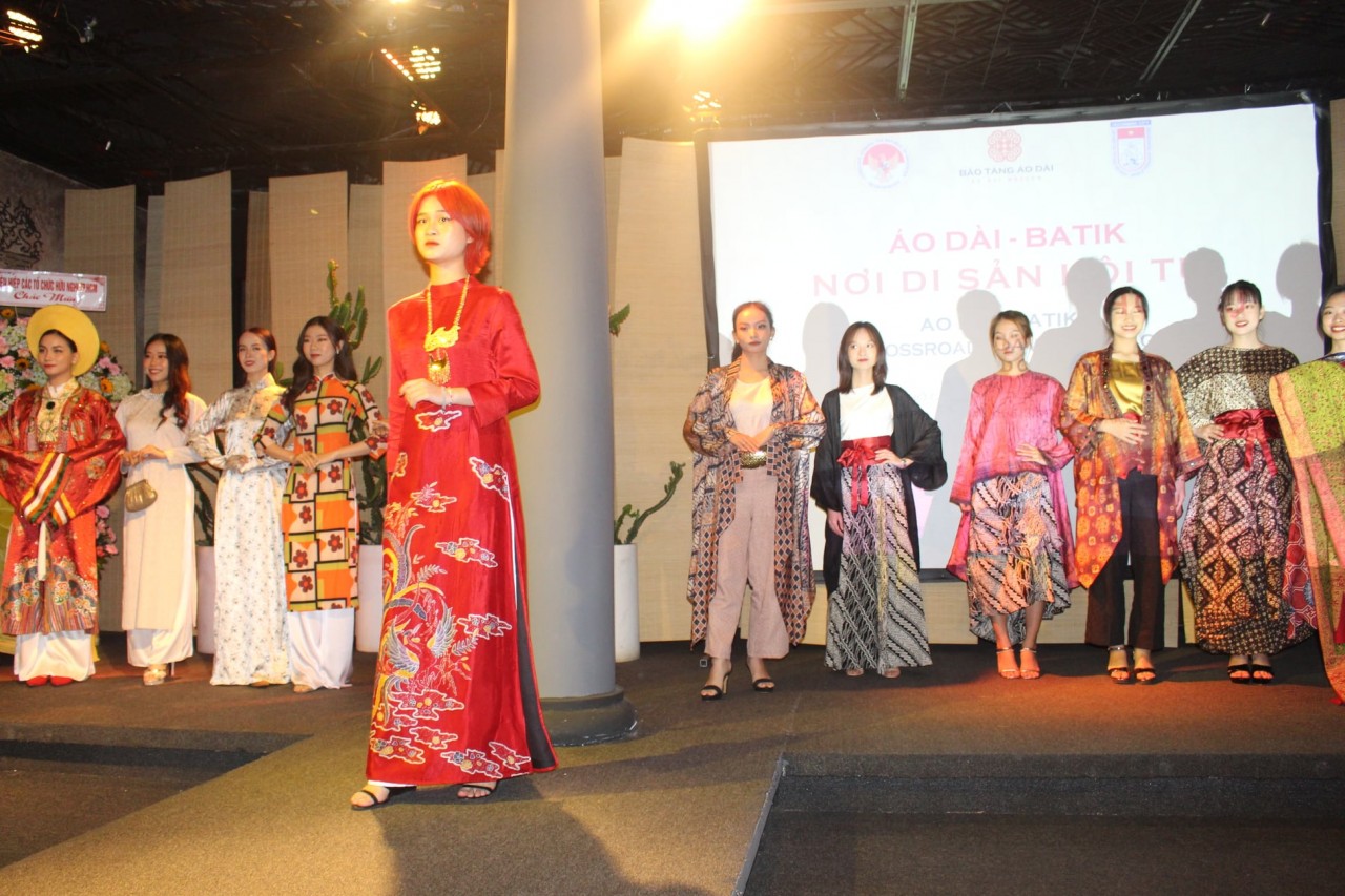 Fashion Event Highlights Indonesia's Batik and Vietnam's Ao Dai Fashion Event Highlights Indonesia's Batik and Vietnam's Ao Dai