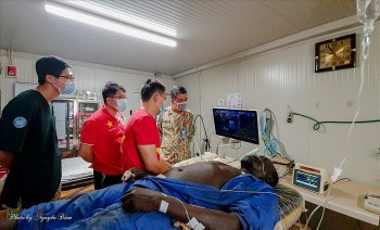 Vietnamese “Blue Beret” Doctors in South Sudan Tend to UN Officer