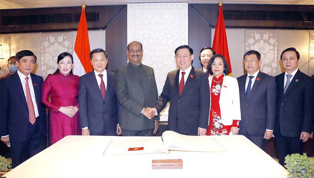NA Chairman Vuong Dinh Hue (front row, fourth right) and Indian lower house speaker Om Birla at the talks in New Delhi on December 16. Photo: quochoi.vn