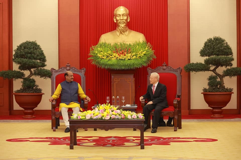 Party General Secretary Nguyen Phu Trong (R) receives Speaker of the Indian lower house Om Birla in Hanoi on April 20. Photo: Indian embassy in Vietnam Party General Secretary Nguyen Phu Trong (R) receives Speaker of the Indian lower house Om Birla in Hanoi on April 20. Photo: Indian embassy in Vietnam