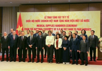 vietnam presents us 420000 medical supplies to eight more countries
