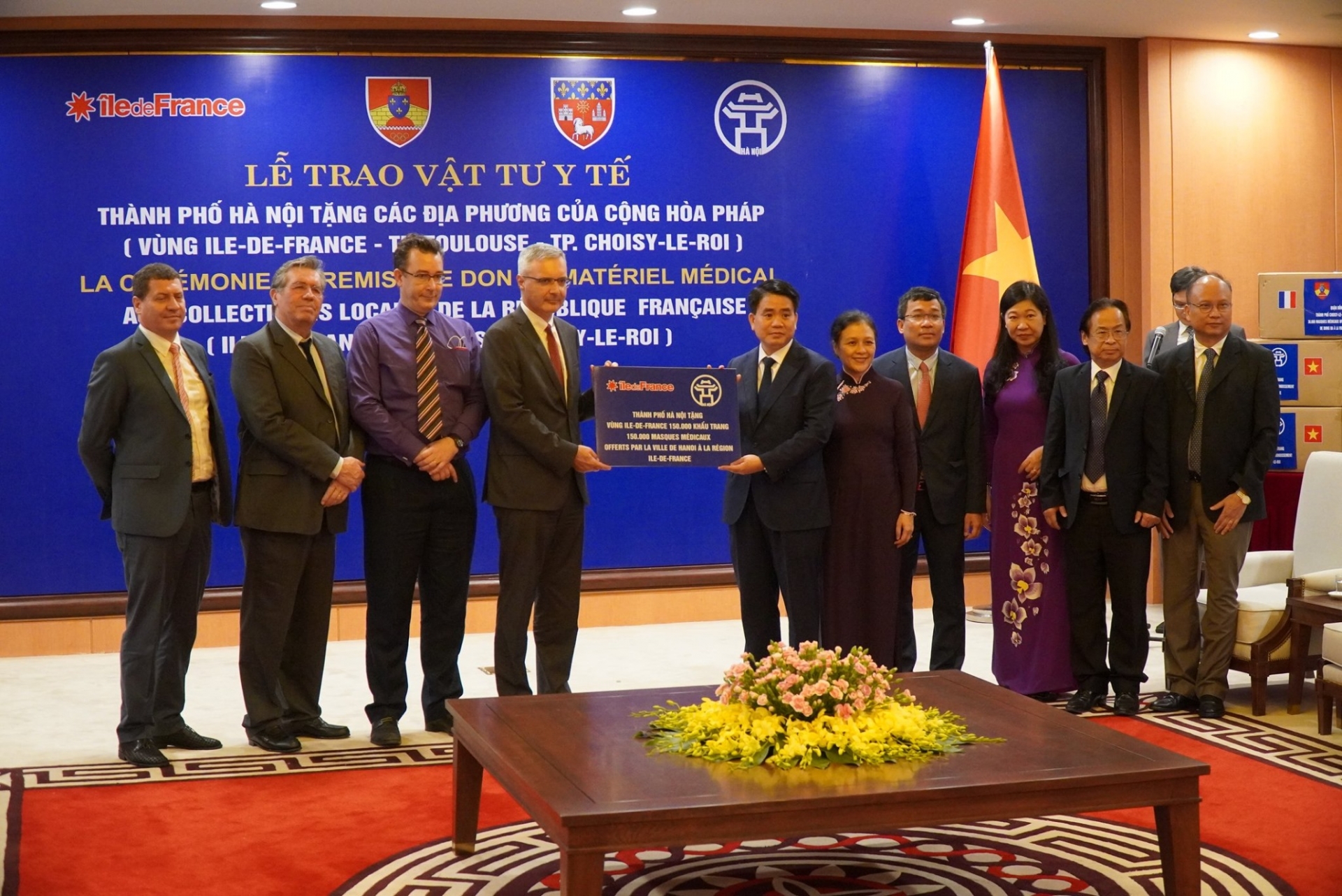Hanoi presents 200,000 face masks to French localities hanoi presents 200000 face masks to french localities