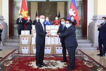 vietnam donates medical masks to vietnamese community in russia